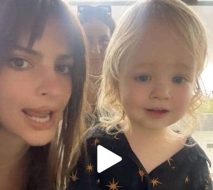 , « Il est trop chou » : Emily Ratajkowski fait danser son bébé dans le métro (Vidéo)