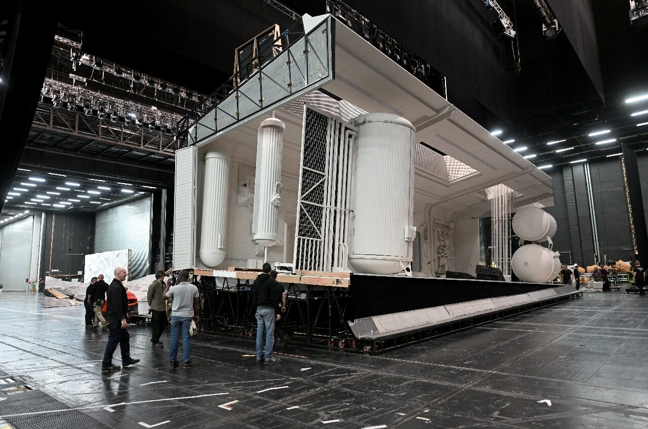 Des machinistes déplacent un modèle de station spatiale qui fait partie du décor de La Bohème à l'Opéra Bastille le 26 avril 2023..