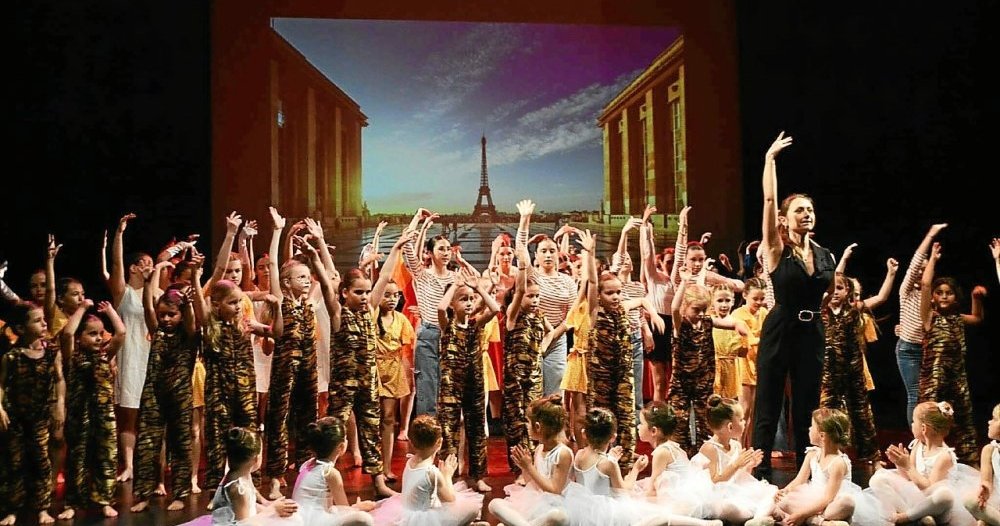 , Le gala d’Esprit danse à Theix-Noyalo invitait son public à « un séjour à Paris