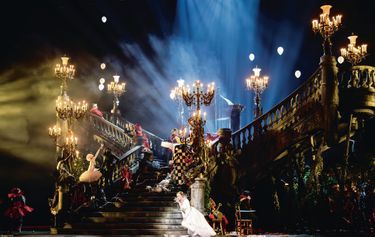 Au pied de la reproduction de l’escalier de l’Opéra Garnier, Elsa Dreisig en Juliette (en alternance avec Pretty Yende). Répétition le 23 mai.