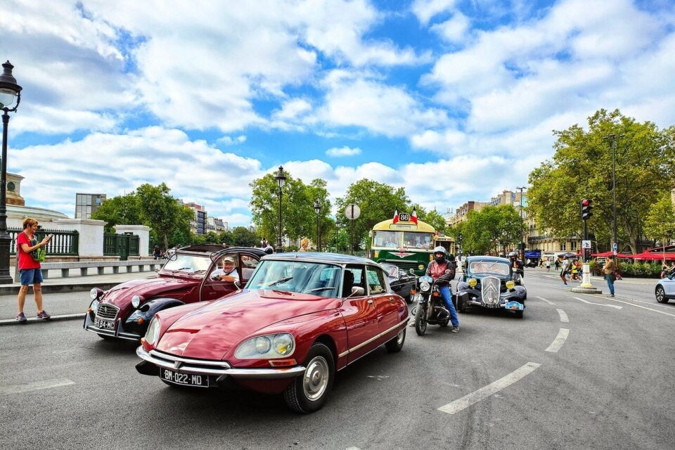 , Des centaines de voitures de collection à admirer dans les rues pour La Traversée de Paris