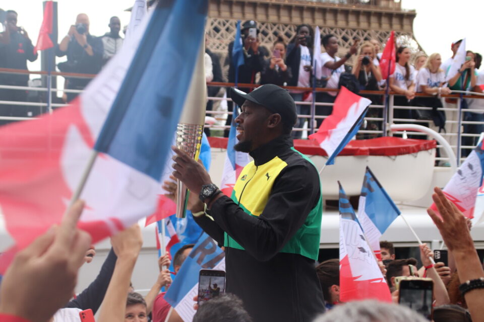 La légende du sprint Usain Bolt à Paris au milieu de la foule.