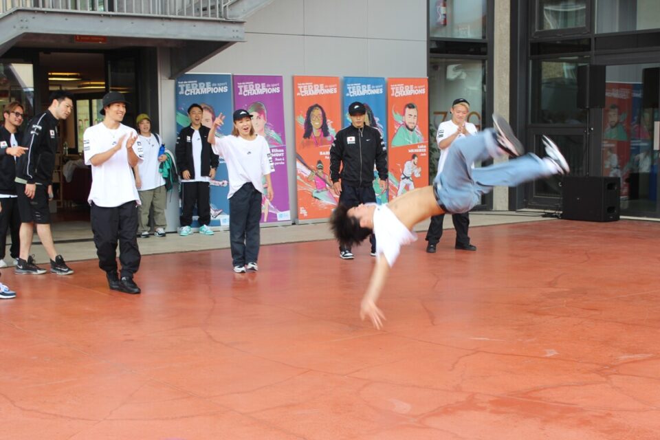 L'équipe de breakdance japonaise a bluffé le public lors d'une démonstration de son savoir-faire, mercredi 9 août 2023, à la Briqueterie, centre de création de Vitry-sur-Seine et lieu d'entraînement des Jeux de Paris.