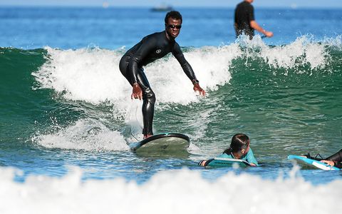 Emmanuel Dubrana, jeune musicien mal-voyant, ici en train de surfer a la plage des Blancs Sablons au Conquet.