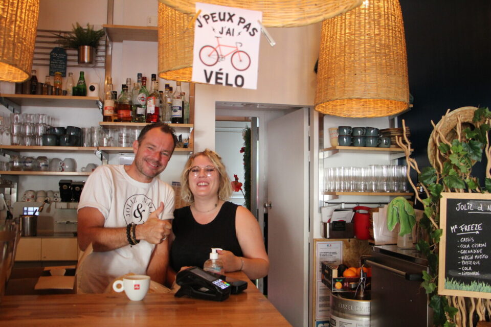 Jérôme et Alice à Joliz et Nalio parlent anglais et soigne l'accueil des cyclotouristes étrangers.