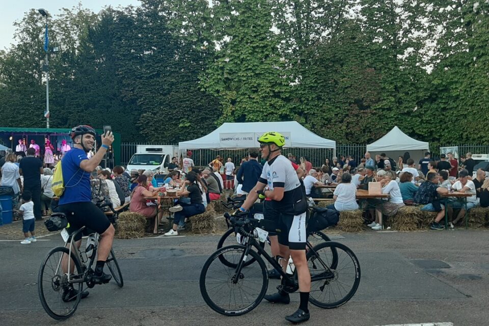 Les cyclotouristes immortalisent la soirée dédiée à la chanson française.