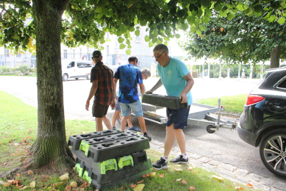 Les bénévoles du club de cyclotourisme de Rambouillet prêtent main forte pour la logistique du Paris-Brest-Paris.