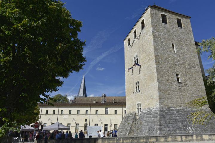 Les visiteurs des Journées européennes du Patrimoine venus à l'abbaye d'Ambronay assistent au spectacle de danse en suspension de la Compagnie A fleur d'airs, le 16 septembre 2023. (BERTRAND PICHENE / FESTIVAL D'AMBRONAY)