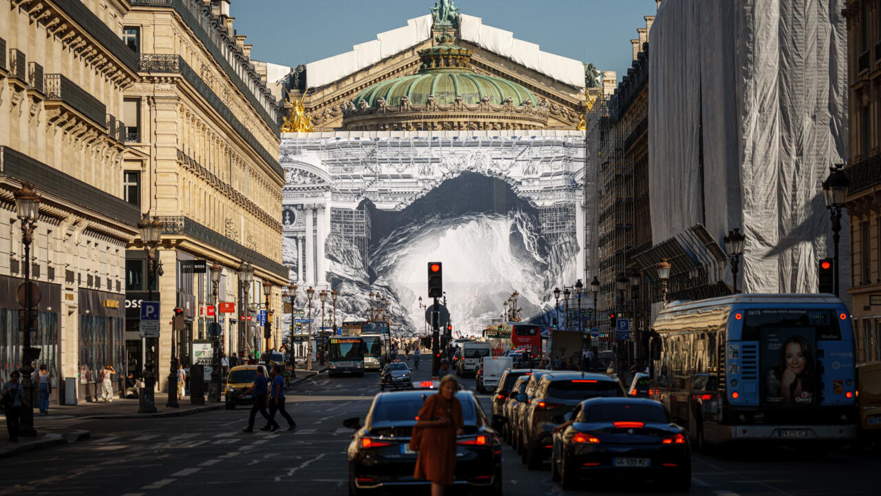 , La façade du Palais Garnier à Paris se mue en caverne signée JR