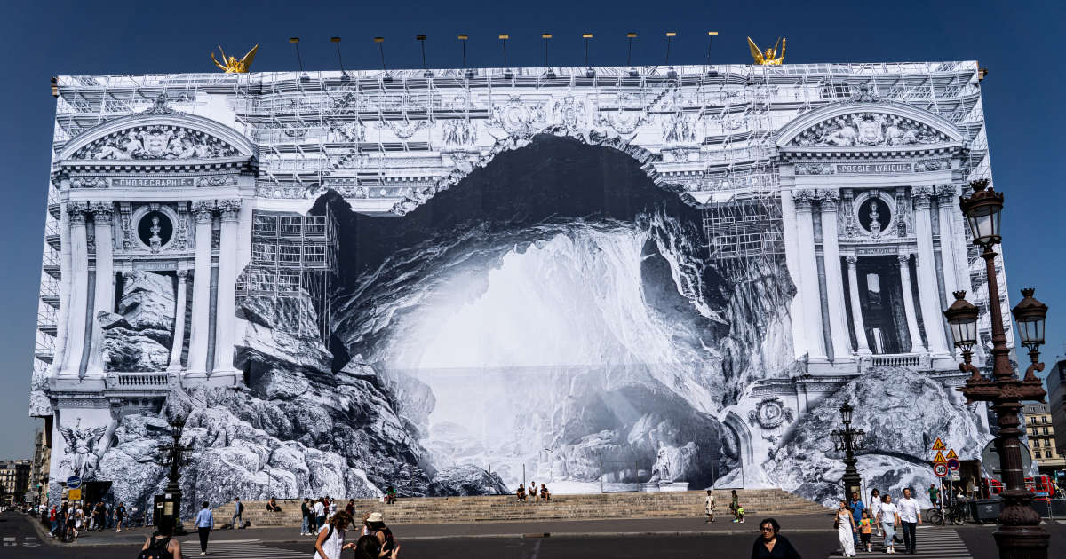 , L’artiste JR transforme la façade du Palais Garnier à Paris en caverne