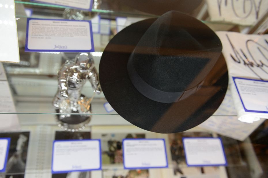 , Le chapeau du premier « moonwalk » de Michael Jackson aux enchères à Paris