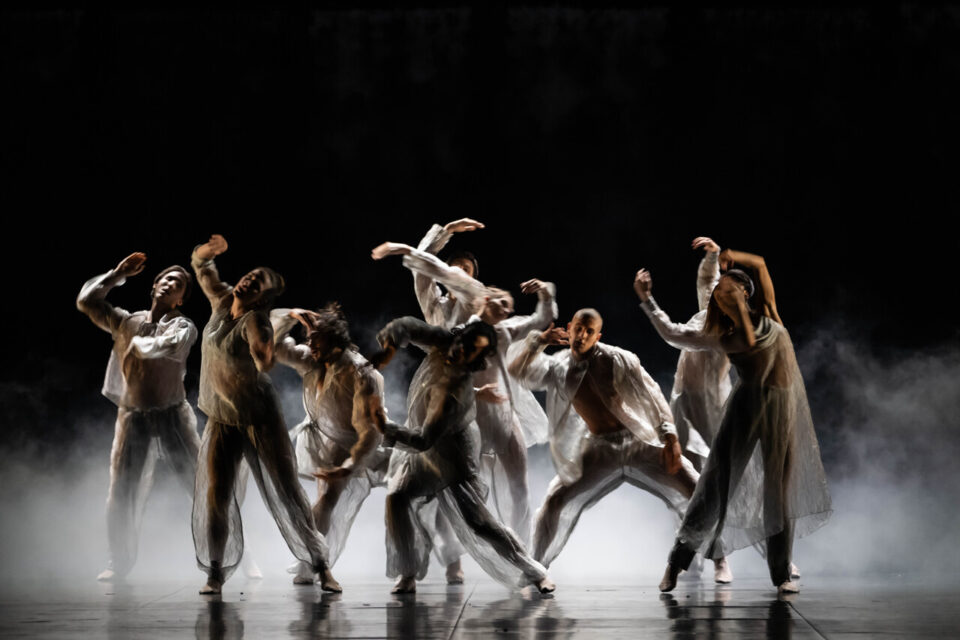 Horizon, ballet de Xie Xin, développe une esthétique épurée. 