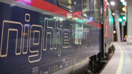 Un train "Nightjet" de la compagnie autrichienne OBB, qui sera utilisé pour la ligne de nuit Berlin-Paris à partir du 11 décembre 2023. (ALEX HALADA / AFP)