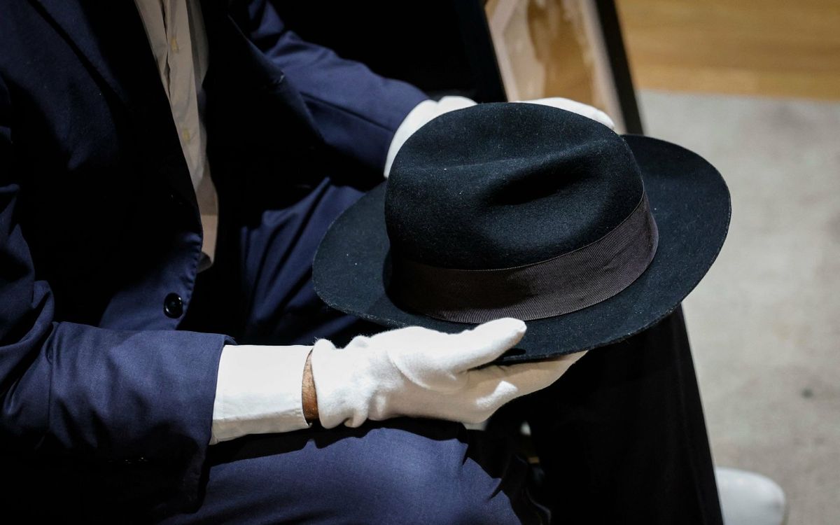 , Un célèbre chapeau de Michael Jackson mis aux enchères à Paris