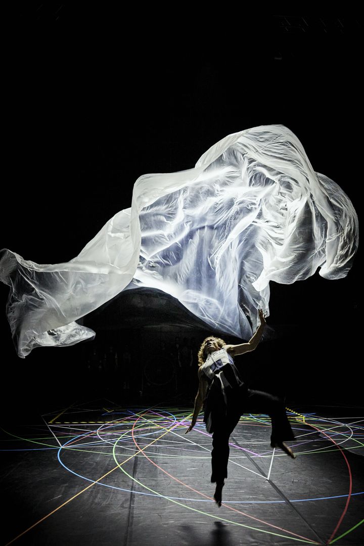 , Anne Teresa De Keersmaeker défie la gravité avec une danse marchée dans « Exit Above » au Théâtre de la Ville