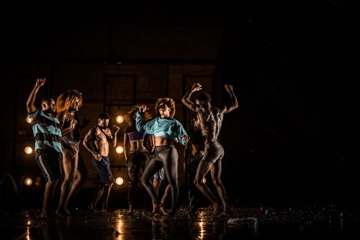 Les danseurs de la compagnie Suave portée par la chorégraphe brésilienne Alice Ripoll pour le spectacle "Zona Franca" (© Renato Mangolin)