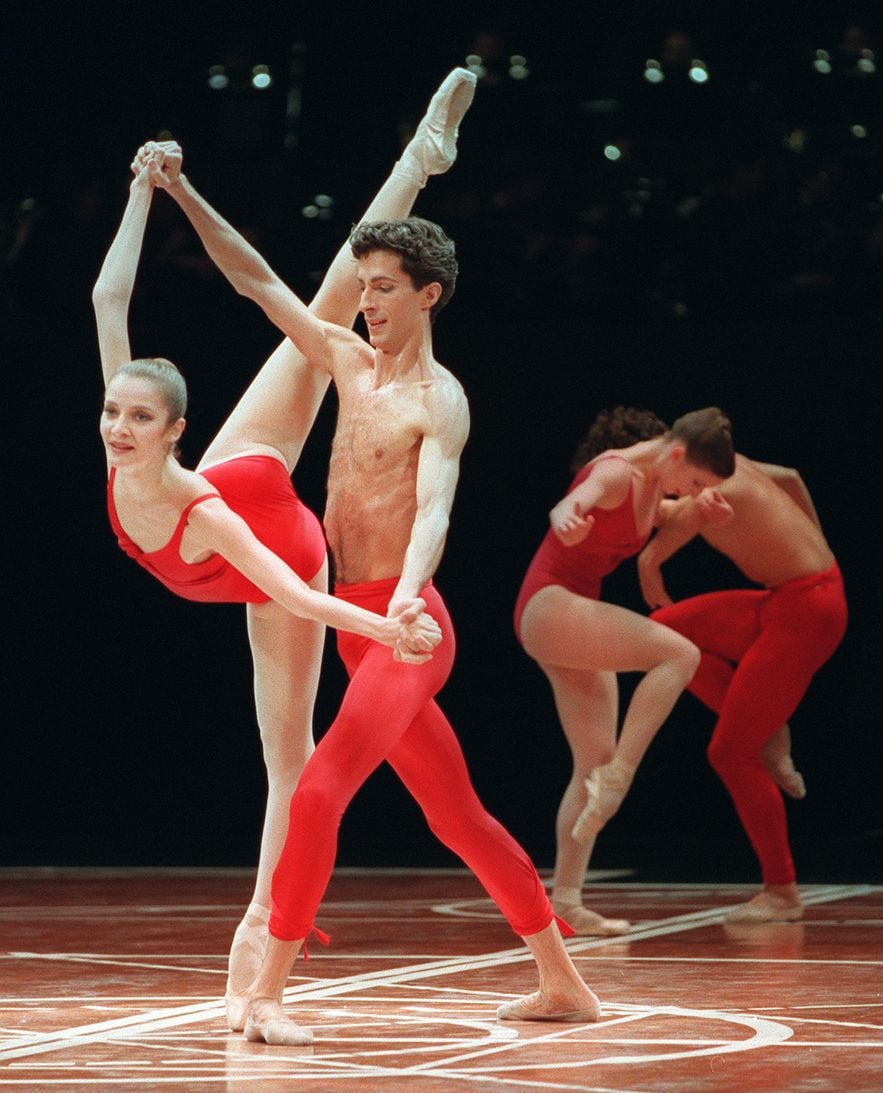 José Martinez, alors danseur étoile, et le corps de ballet de l'Opéra de Paris interprètent la Neuvième symphonie de Beethoven sur une chorégraphie de Maurice Béjart, le 21 juin 1999 au Palais Omnisports de Paris-Bercy