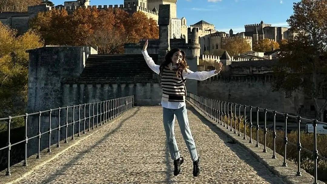 , « Emily in Paris » : quand Lily Collins, star de la série Netflix, danse sur le pont d&rsquo;Avignon