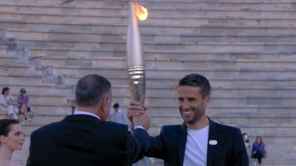 Paris 2024 : la flamme olympique a été transmise à la France