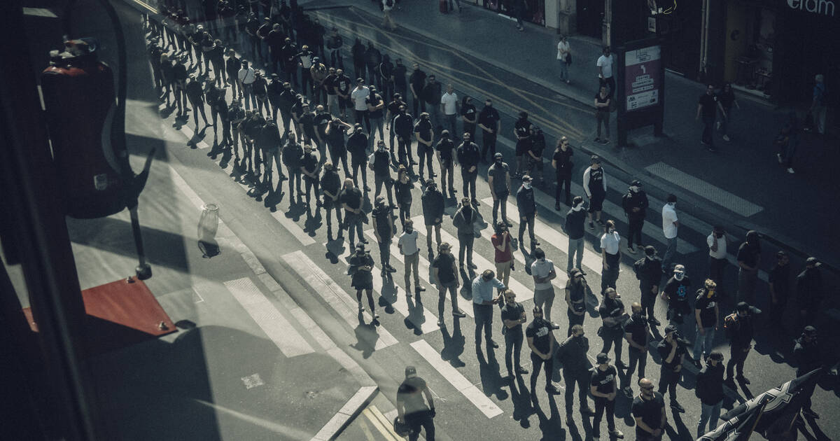 Drapeaux noirs, tatouages nazifiants et croix celtiques en plein Paris : on a suivi la manifestation des néofascistes du «C9M»