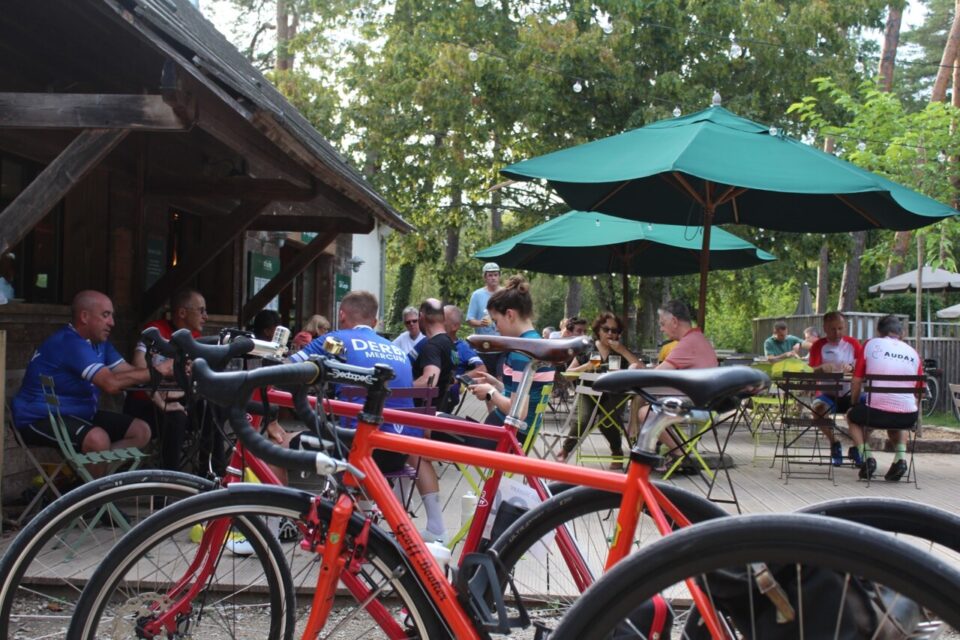 Après leurs entraînements, les cyclistes partagent un moment convivial à la terrasse du camping Huttopia.